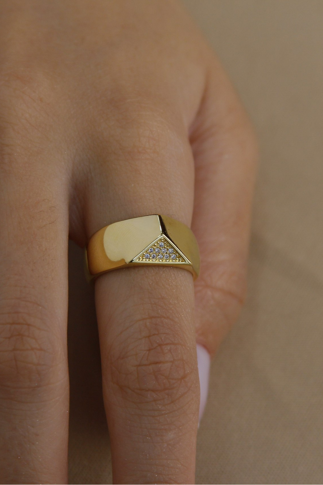 Anel triângulo cravejado 20