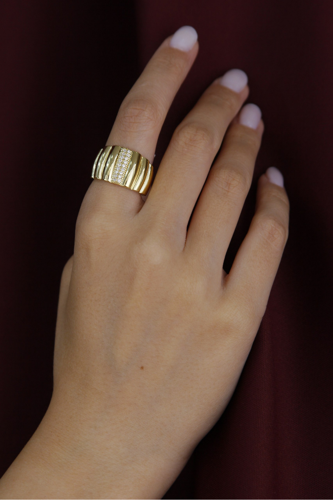 Anel com filete cravejado 20