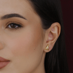 Brinco triângulo cravejado