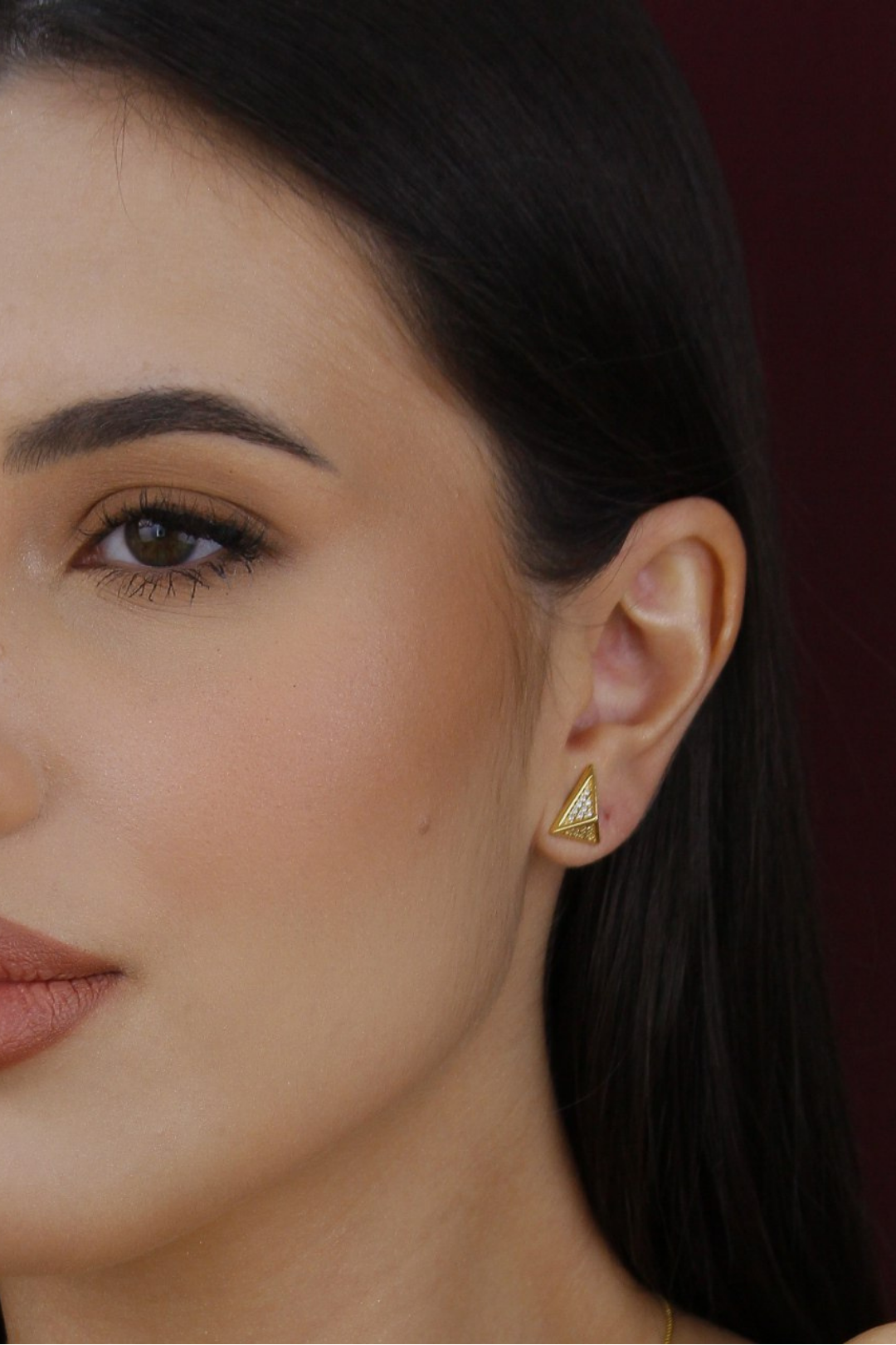 Brinco triângulo cravejado