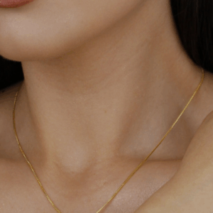 Colar triângulo cravejado mini