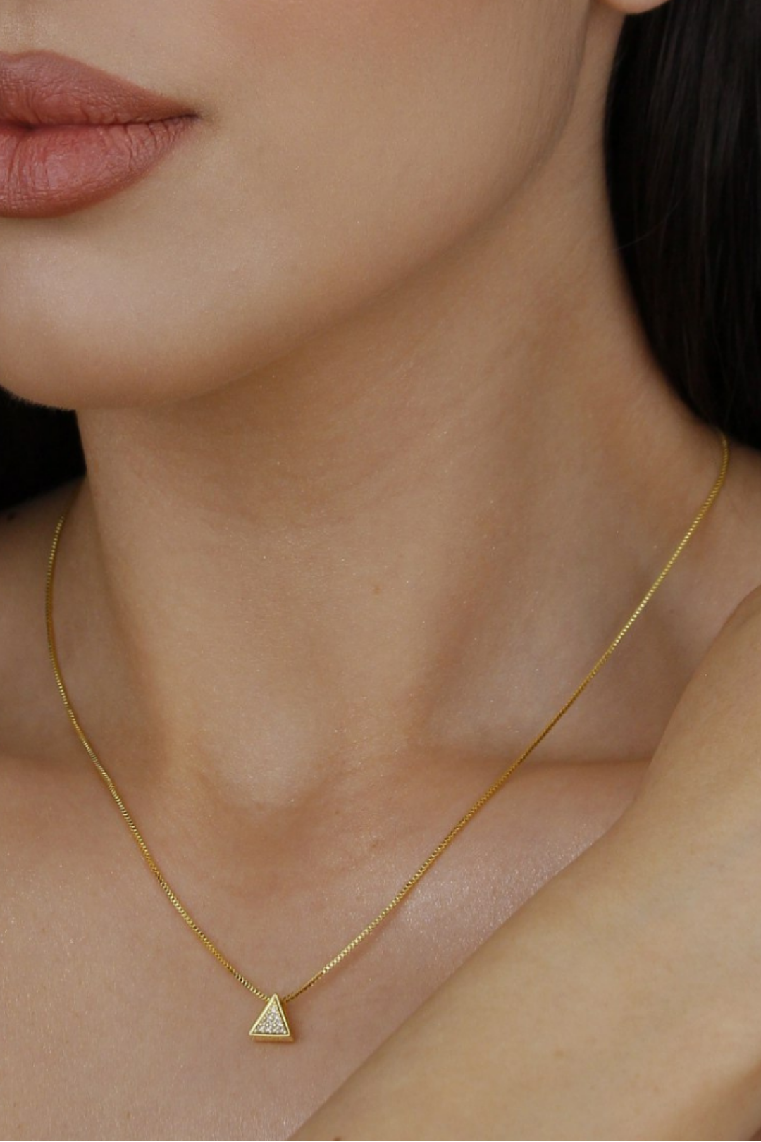 Colar triângulo cravejado mini