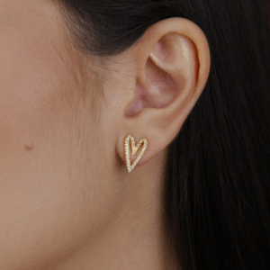 Brinco coração bordas cravejadas