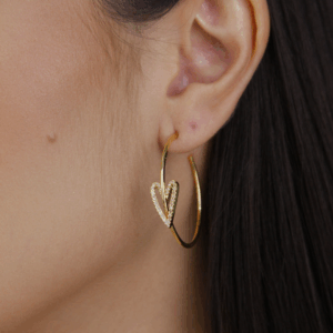 Brinco argola c coração cravejado