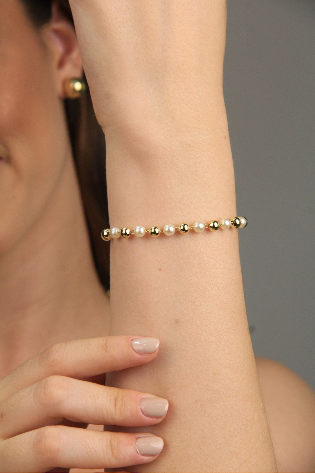 Pulseira pérolas com esferas douradas