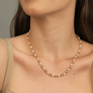 Colar pérolas c esferas douradas