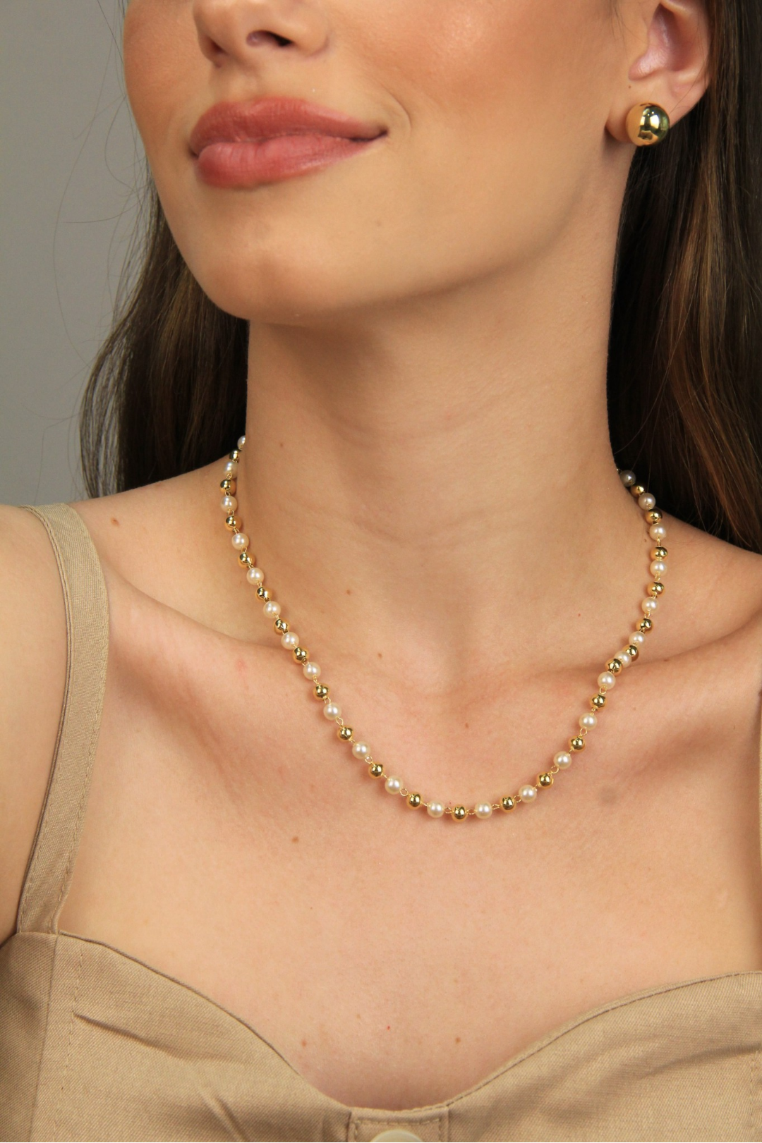 Colar pérolas c esferas douradas