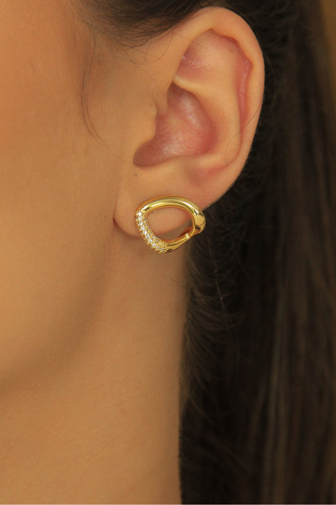 Brinco orgânico vazado cravejado